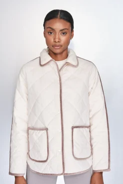 Chaqueta acolchada rombos beige