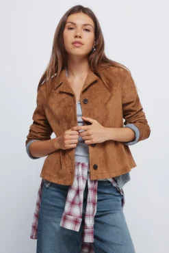 Chaqueta antelina corta botones