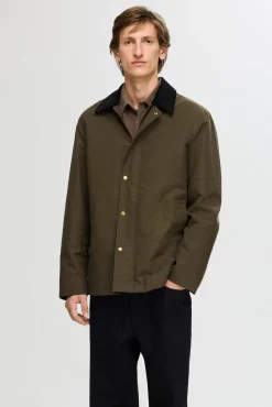 Chaqueta con cuello de pana repelente al agua.