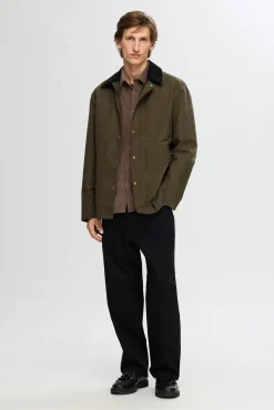 Chaqueta con cuello de pana repelente al agua.