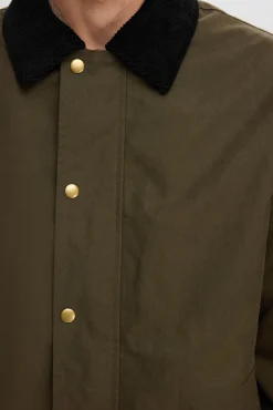 Chaqueta con cuello de pana repelente al agua.