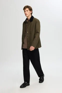 Chaqueta con cuello de pana repelente al agua.