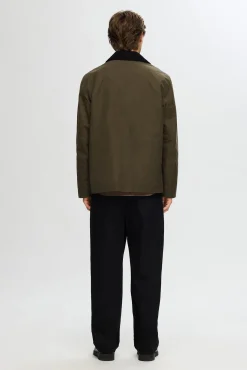 Chaqueta con cuello de pana repelente al agua.