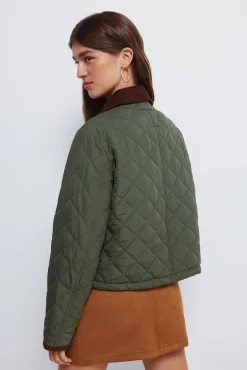 Chaqueta corta acolchada cuello pana