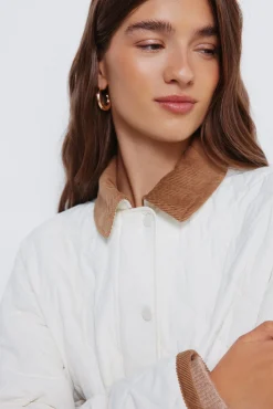 Chaqueta corta acolchada cuello pana