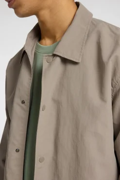 Chaqueta corta con cuello confeccionada con materiales reciclados