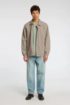 Chaqueta corta con cuello confeccionada con materiales reciclados