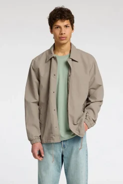 Chaqueta corta con cuello confeccionada con materiales reciclados