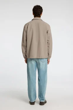 Chaqueta corta con cuello confeccionada con materiales reciclados