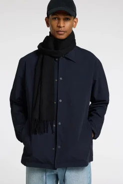 Chaqueta corta con cuello confeccionada con materiales reciclados