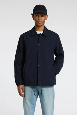 Chaqueta corta con cuello confeccionada con materiales reciclados