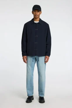 Chaqueta corta con cuello confeccionada con materiales reciclados