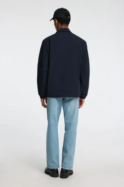 Chaqueta corta con cuello confeccionada con materiales reciclados