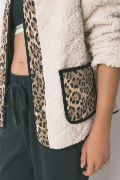 Chaqueta corta reversible animal print