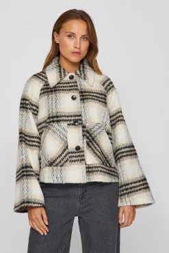 Chaqueta de paño abotonada