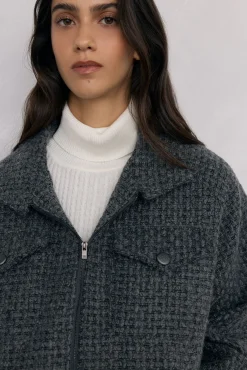 Chaqueta gris con cremallera