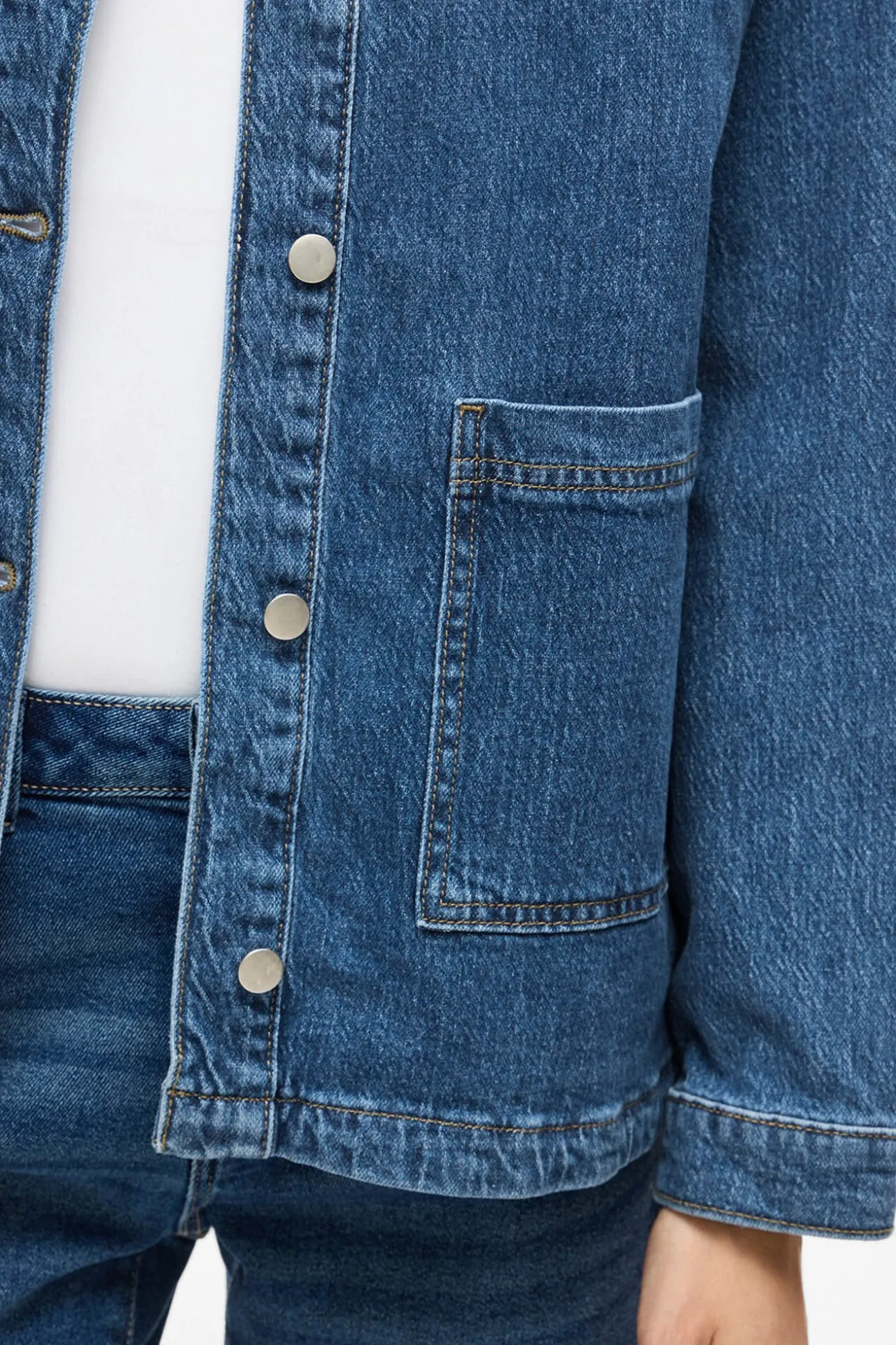 Chaqueta vaquera con bolsillos