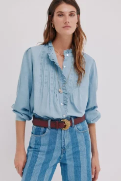 Cintia. Blusa con volante en la tapeta