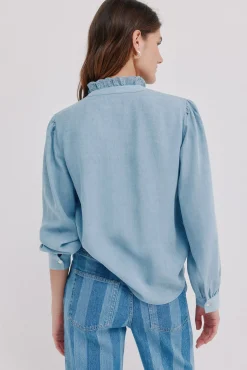 Cintia. Blusa con volante en la tapeta