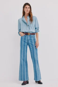 Cintia. Blusa con volante en la tapeta