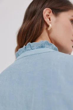 Cintia. Blusa con volante en la tapeta