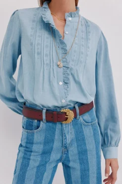 Cintia. Blusa con volante en la tapeta