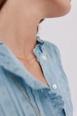 Cintia. Blusa con volante en la tapeta