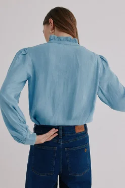 Cintia. Blusa con volante en la tapeta