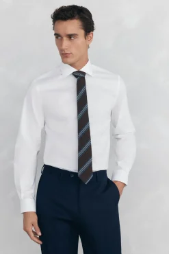 Conjunto de corbata, pantalón y camisa