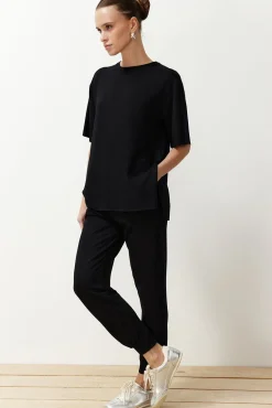 Conjunto pantalones y camiseta negro liso