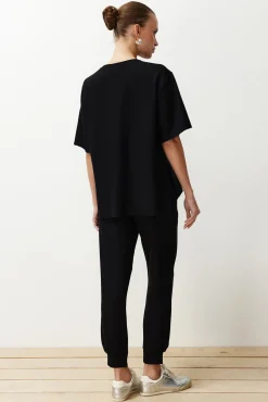 Conjunto pantalones y camiseta negro liso