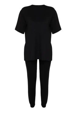 Conjunto pantalones y camiseta negro liso