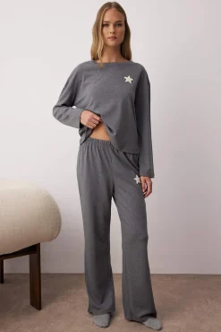 Conjunto pijama estrellas bordadas gris