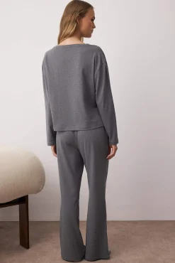 Conjunto pijama estrellas bordadas gris