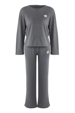 Conjunto pijama estrellas bordadas gris
