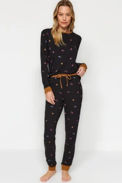 Conjunto pijama jogger negro estampado floral