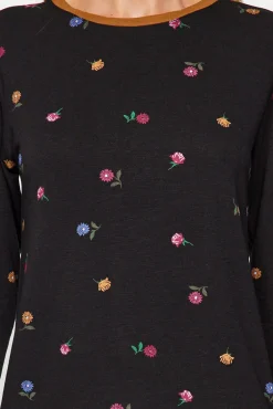 Conjunto pijama jogger negro estampado floral