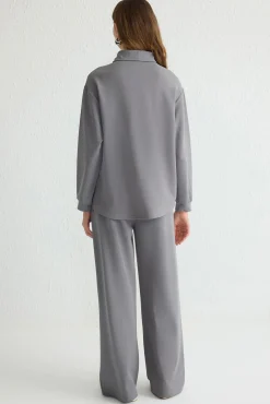 Conjunto top y pantalón con cuello polo gris