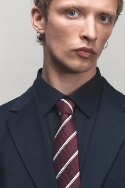 Corbata de rayas confeccionada con materiales reciclados