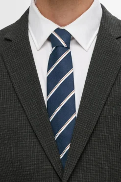 Corbata de rayas confeccionada con materiales reciclados