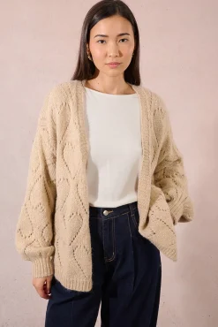 Cárdigan de manga larga en punto calado detalle corazones