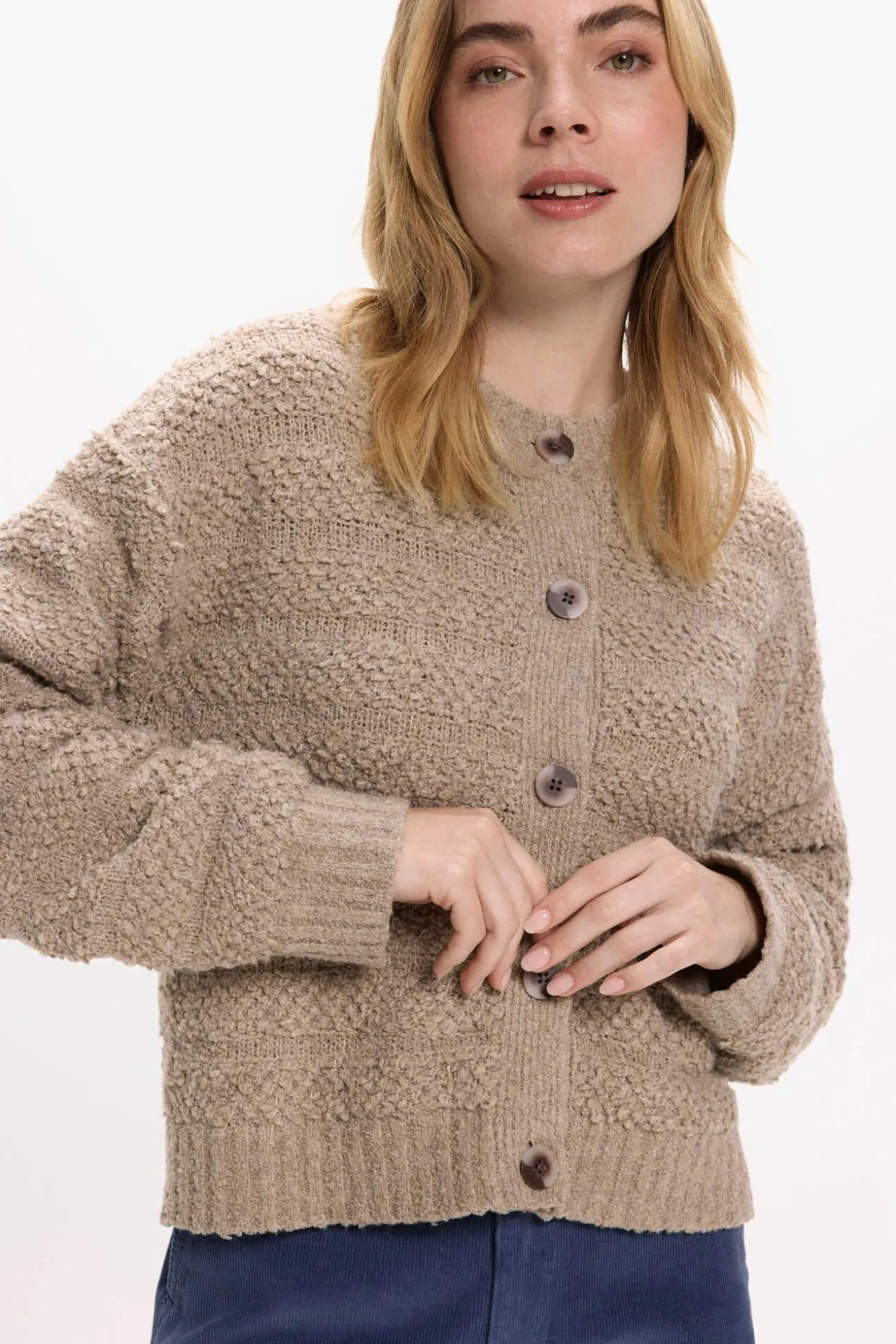 Cárdigan de punto abotonado con lana