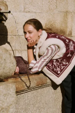 Daia. Chaleco bordado