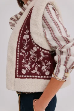 Daia. Chaleco bordado