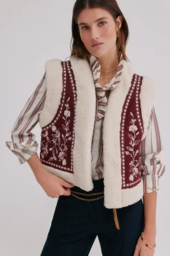 Daia. Chaleco bordado