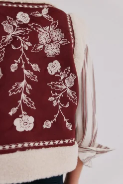 Daia. Chaleco bordado