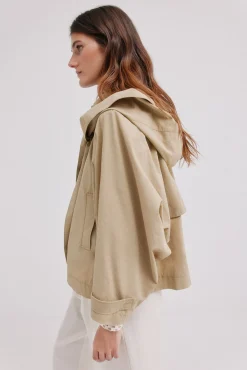 Daniela. Gabardina corta