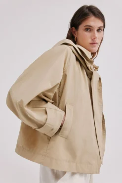 Daniela. Gabardina corta