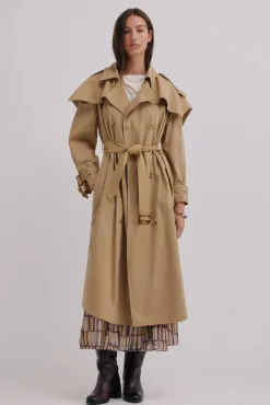 Danièle. Gabardina bordada