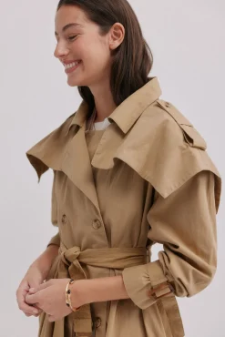 Danièle. Gabardina bordada